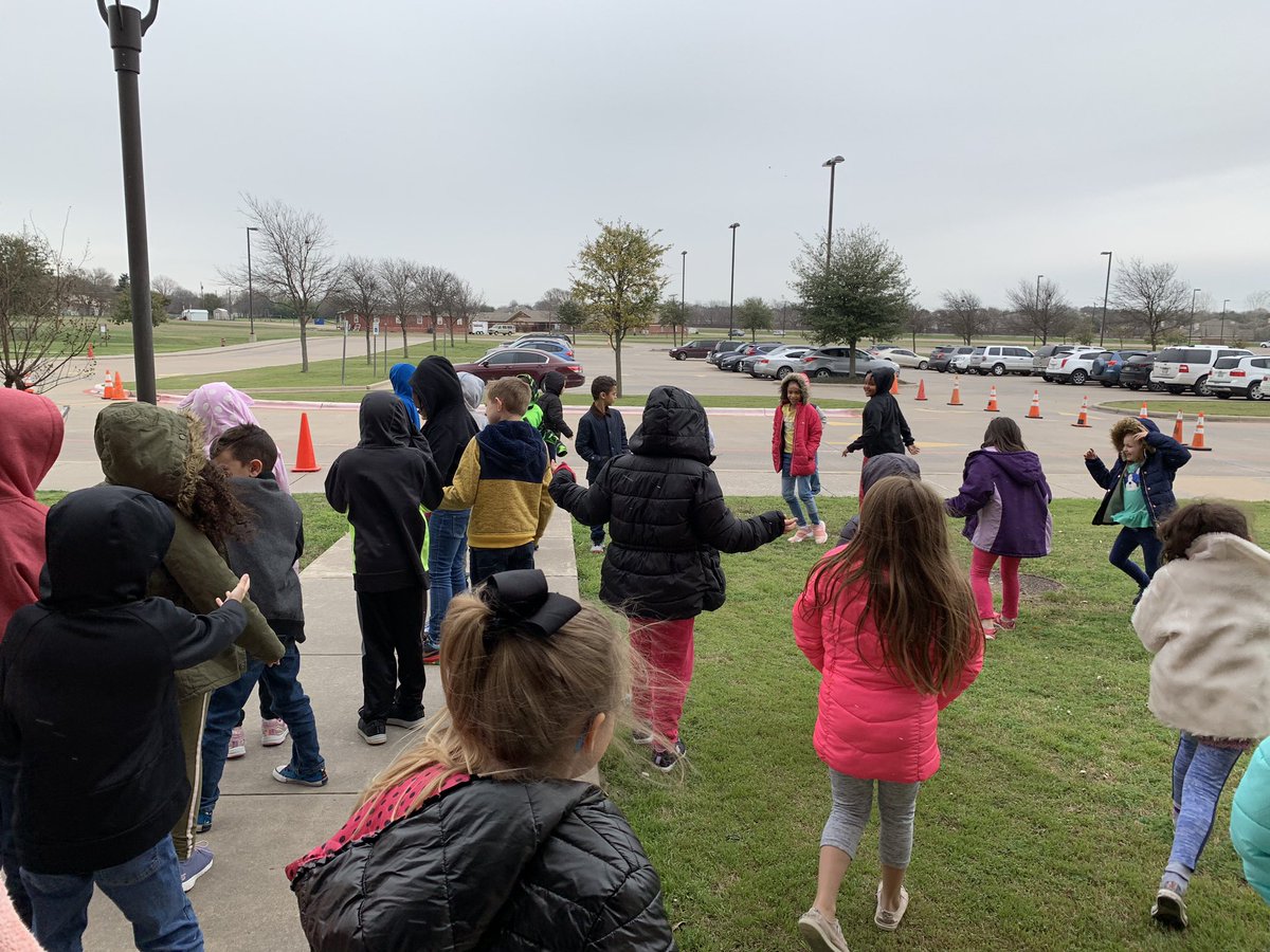 MrsYose's tweet photo. Even though they were little, snow flurries means we go outside for a few seconds to see!! #CCEpride #ThisIsCCE #SnowInTx https://t.co/EHfNNLXePn