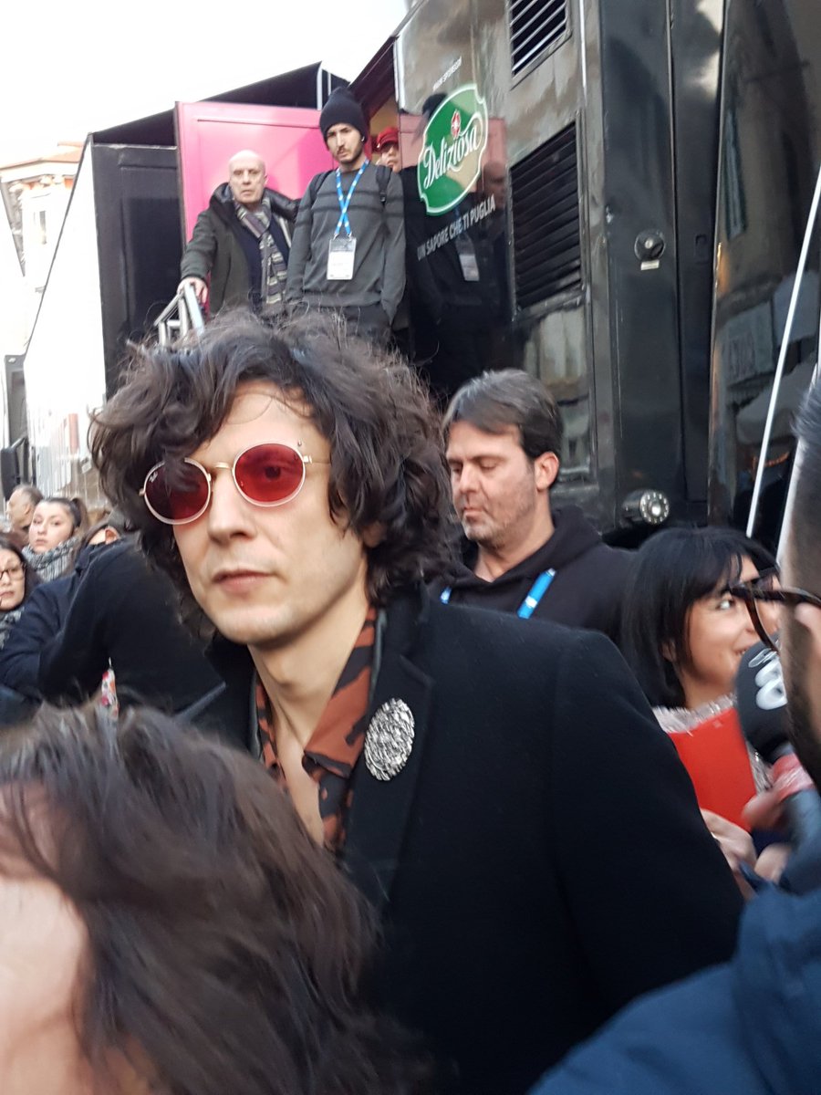 Cricry46's tweet photo. THE KING.... #ErmalMeta #Sanremo2019 @MetaErmal https://t.co/02wmKEaFKD