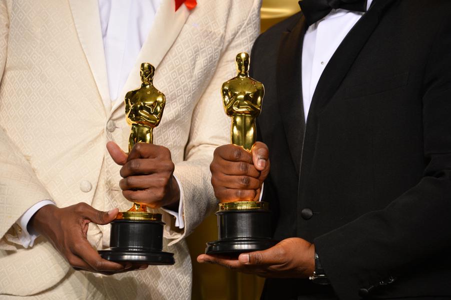 ThroughTheNews1's tweet photo. It all started in 2015 with the #Oscarssowhite hashtag, protesting against the lack of people of colour among Oscar nominees. Four years later, more and more people are arguing that Oscars have become “too black”.
https://t.co/9MPiMN3KvM https://t.co/AeSXKiegJK