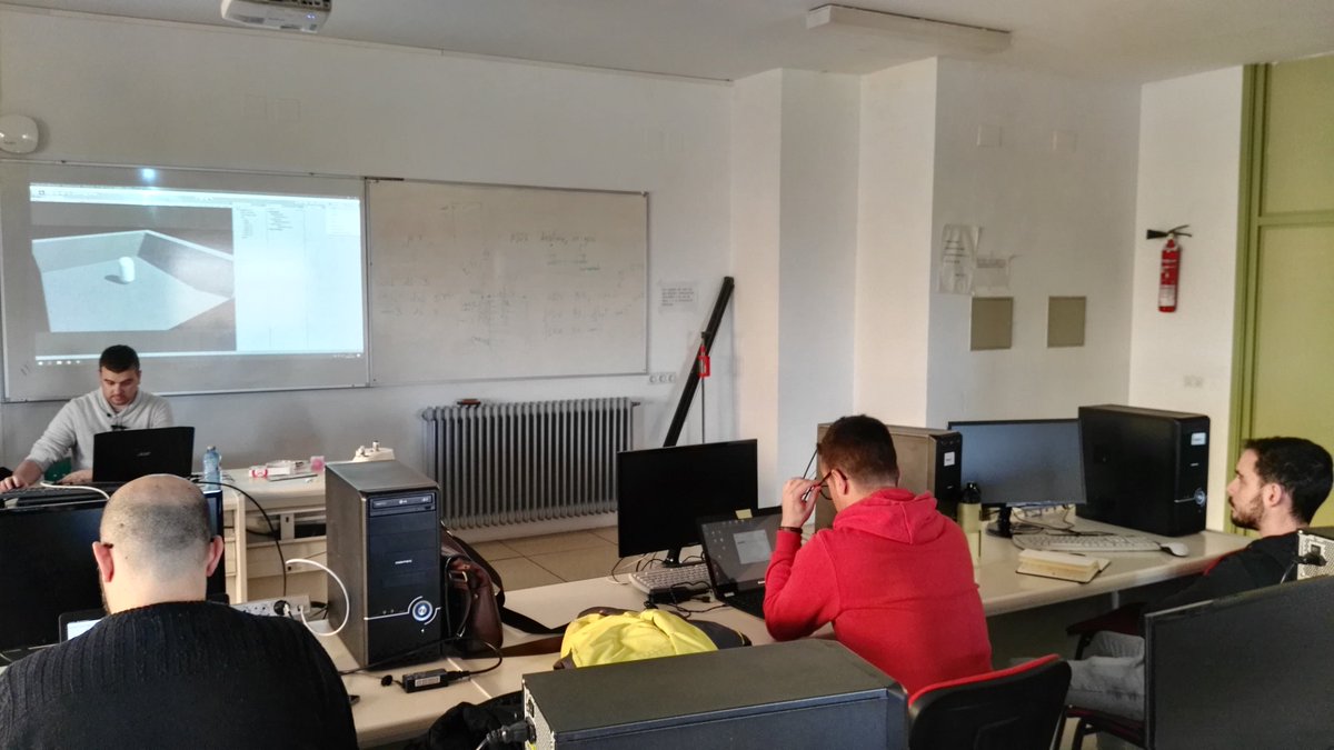 EPCC_TechHouse's tweet image. Bienvenidos, aunque seamos pocos entendemos que es difícil por época de exámenes por eso decidiremos volver a repetir la charla para los que os lo habéis perdido