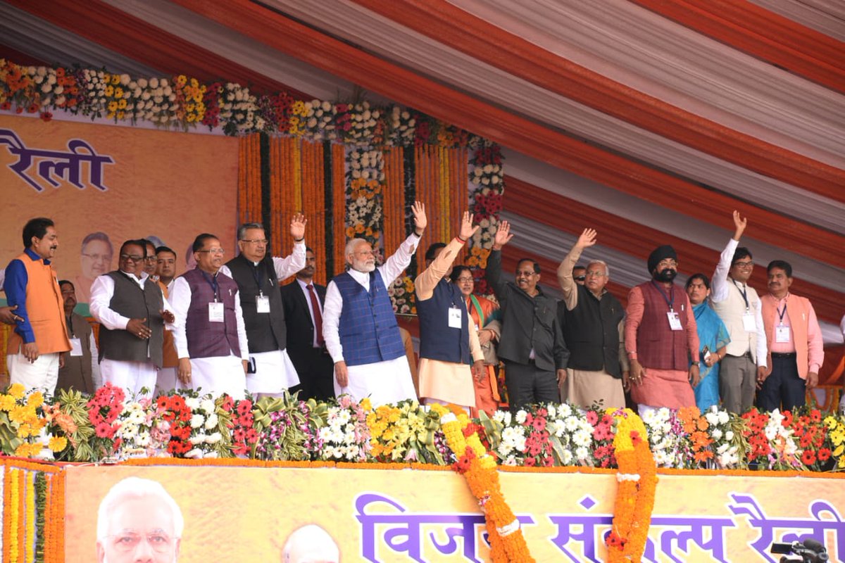 BSawanniBJP's tweet photo. आज रायगढ़ के ग्राम कोड़ातराई में आयोजित विशाल जनसभा को संबोधित करने पधारे देश के यशस्वी प्रधानमंत्री श्री @narendramodi जी से सौजन्य भेंट कर उनका स्वागत किया. उन्होंने विशाल जनसभा को संबोधित करते हुए लोकसभा चुनाव में भारतीय जनता पार्टी के विजय का शंखनाद किया. 
#CGWithNaMo https://t.co/twbPUfN3wv