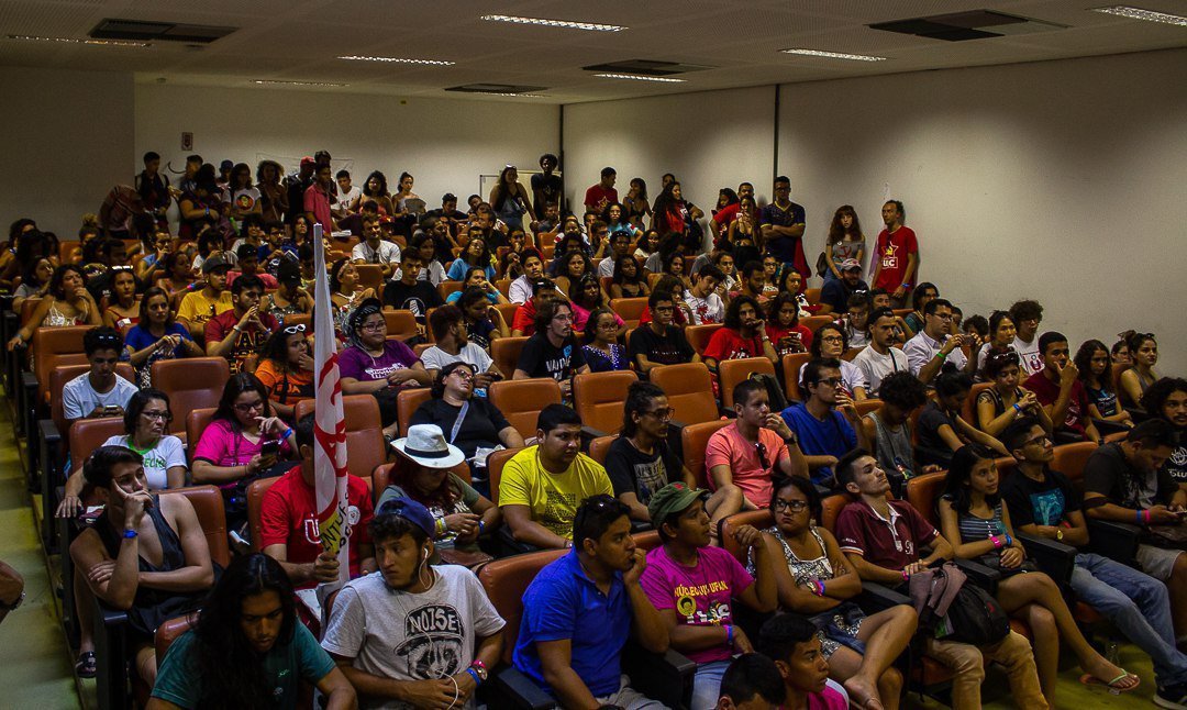 ubesoficial's tweet photo. Secundaristas de todo o Brasil acompanham o debate sobre a "Base Nacional Curricular Comum-BNCC e a escola que queremos" com os convidados: César Callegari, Lara Sayão, Adércia Hostin, José Arlen Beltrão, Tulio Lopes. #4ENG #UBESNaBienal
📷 Fotos: Thompson Griffo - CIRCUS da UBES https://t.co/vO9a7KQ8FN