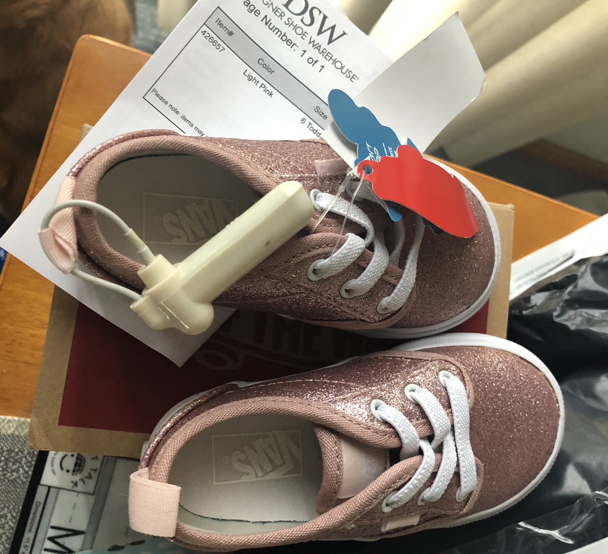 simplyme13's tweet photo. Thanks @dsw_us  I ordered shoes for my daughter and they arrived with a security tag so know I have to go to the store to have it removed kind of defeats the purpose of shopping online https://t.co/1fUng1MUax