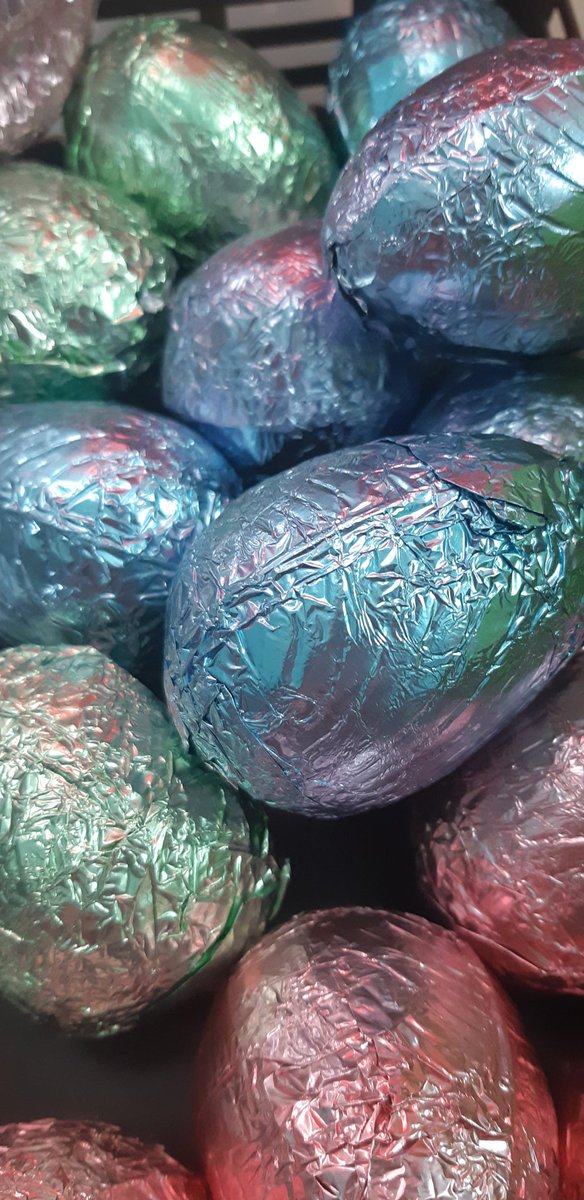 EhuLucyEubank's tweet image. Halving daffodils and halving + quartering chocolate eggs. Fractions, some got it and some are still getting there but they all tried their absolute best and all were fully engaged in the lesson. That&apos;s all I could have hoped for. #teachingfractions #primarymaths