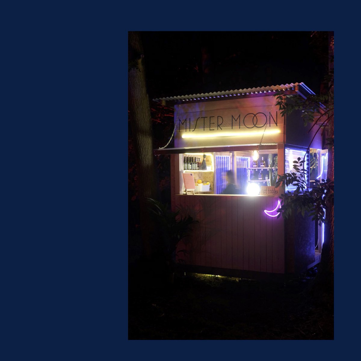 SitcomDesign's tweet image. Moonlit. Pop-up shack for @mistermoonldn in @hougtonfestival 
Designed and built in collaboration with @roman_azar, lit by @Tala
#popup #urbanjungle #beachshack #hotcocktails #mistermoon #houghtonfestival #talalights #sitcomdesign