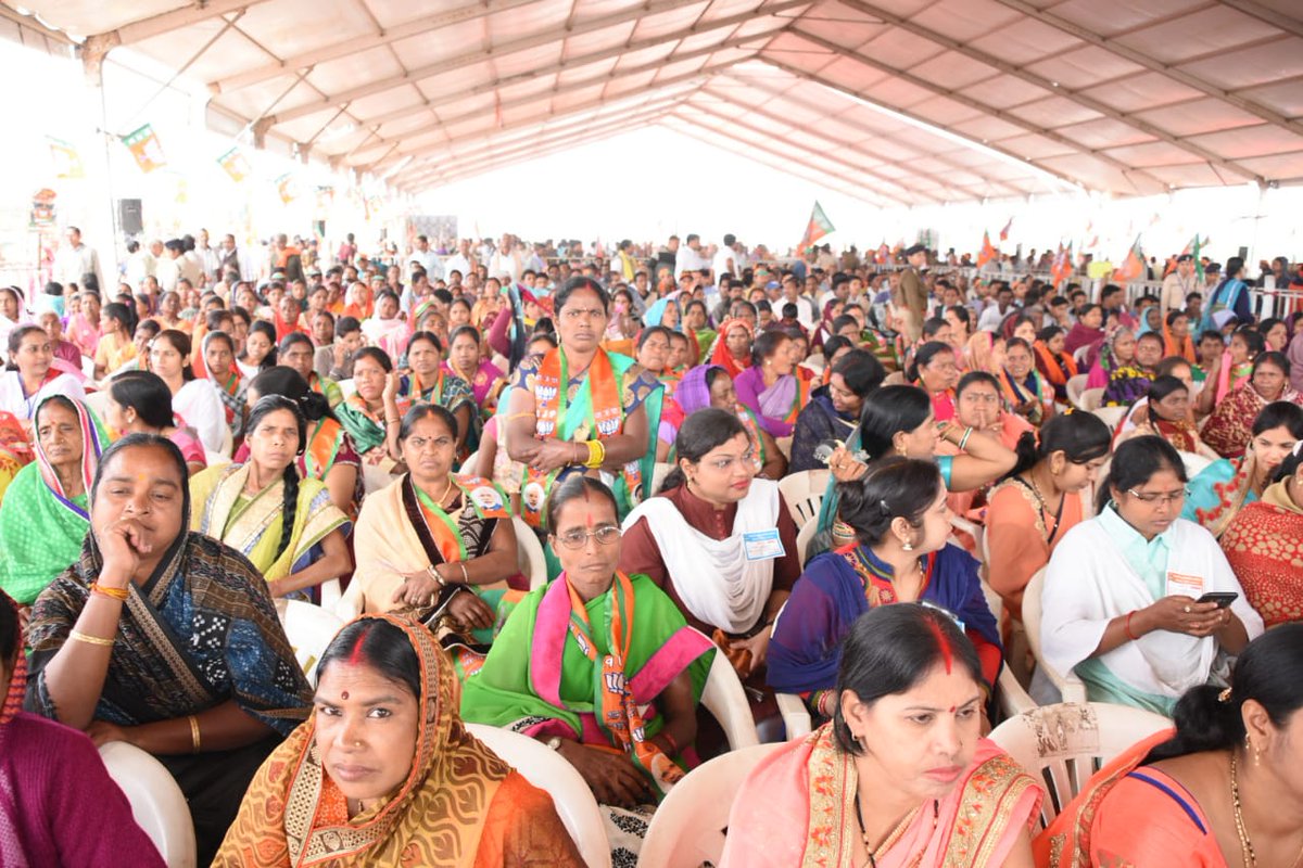 ramvicharnetam's tweet photo. आदरणीय प्रधानमंत्री श्री @narendramodi जी ने आज रायगढ़ में विजय संकल्प रैली में शामिल होकर आमजनों को संबोधित किया। 
 #CGWithNaMo https://t.co/IVlAaIbJSH