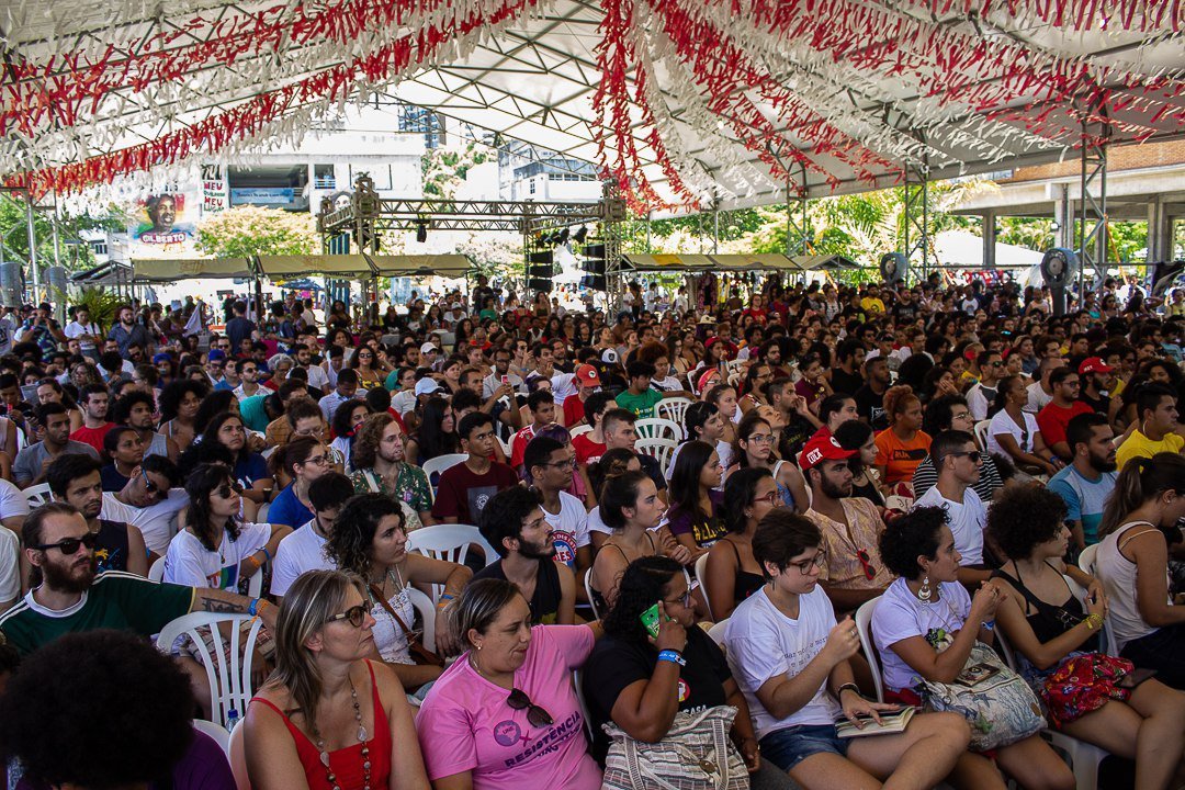 ubesoficial's tweet photo. O Palco Refazenda ficou lotado para o debate “Escola sem mordaça e autonomia universitária”. Todos os estudantes ligados no que nossos convidados tem à dizer sobre um ensino de qualidade e comprometido com as pautas sociais. #4ENG #UBESNaBienal
📸 Thompson/ CIRCUS da UBES https://t.co/zWZr0U4Odr