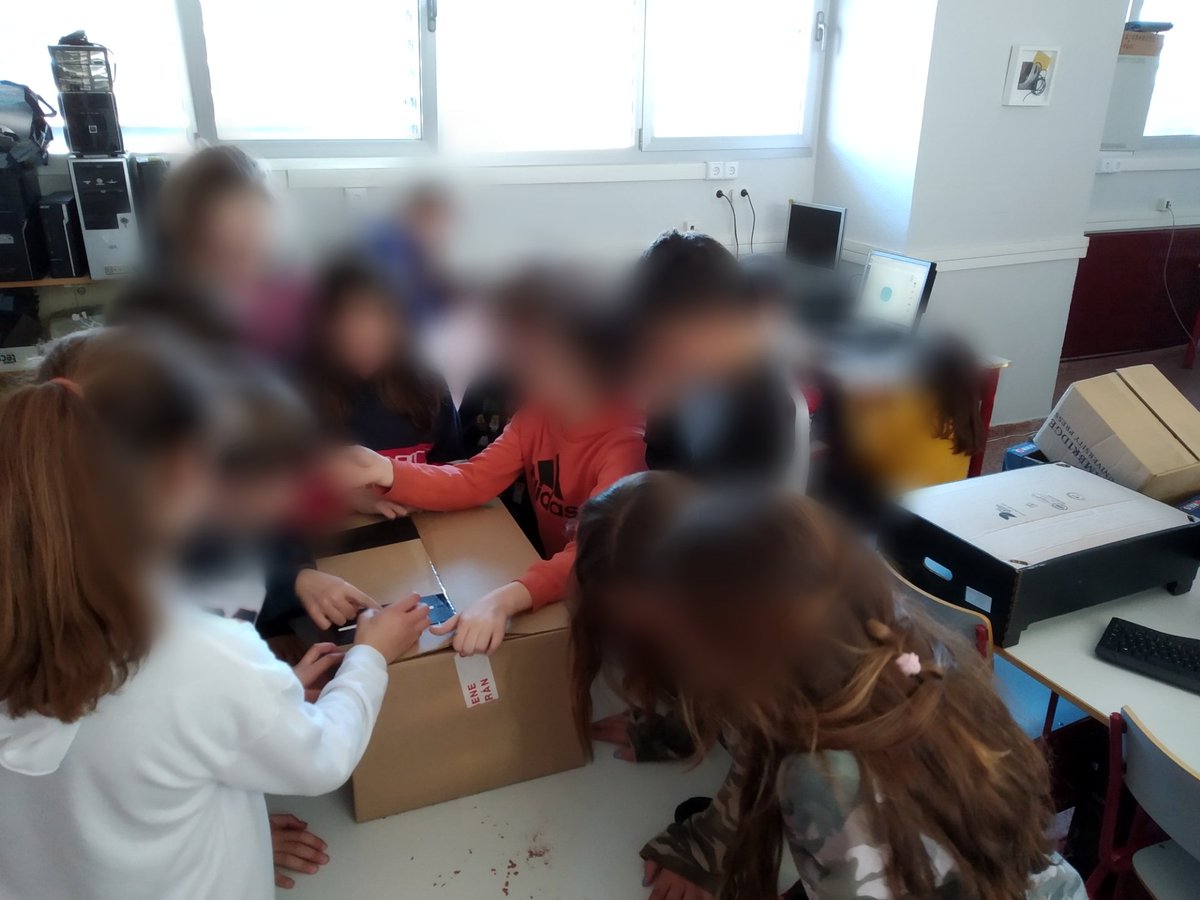 asensioretotech's tweet photo. Building our house....😣😣😣😣 Ahora, irónicamente, nos está resultando más difícil la maqueta que la programación!!!!🙄🙄🤣🤣🤣🤣🤣🤣🤣
#retotech #fundaciónendesa #bq https://t.co/5yiO7d0scA