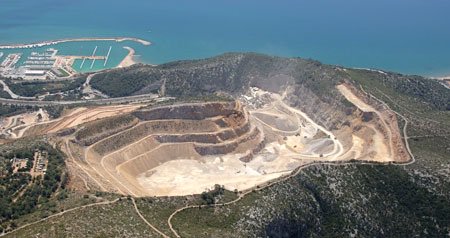 Para l@s que amamos las montañas y sus caminos, ver como desaparecen nos llena de tristeza.
#StopCanterasGarraf