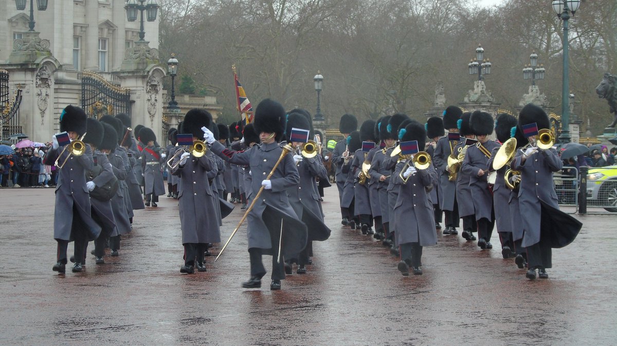 bisset_philip's tweet photo. @WeLoveLondon3 #IrishGuardsBand #ColdstreamGuards #HCMR #ChangingGuard #London https://t.co/40mpxZm8MF