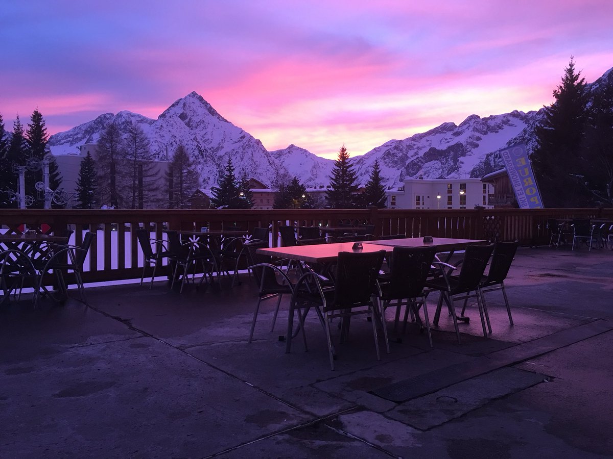 DjSmith_95's tweet image. Another week completed @ The Aalborg. Who says we need a real job? 🎿🌞 #RelaxAsHardAsYouLike #neilson #neilsonholidays #seasonaire #9till5whatt  @neilsonfrance