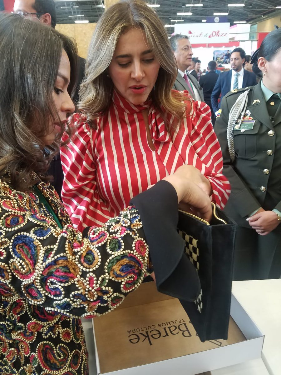 Nuestra eanista Elvia María Tapia, creadora de Bareke, una empresa dedicada a fabricar y comercializar artesanías, le entregó a la primera dama de la Nación, María Juliana Ruiz, un bolso durante el lanzamiento de la #FeriadelCuero #IFLS2019. ¡Qué #OrgulloEanista! 👏🤩