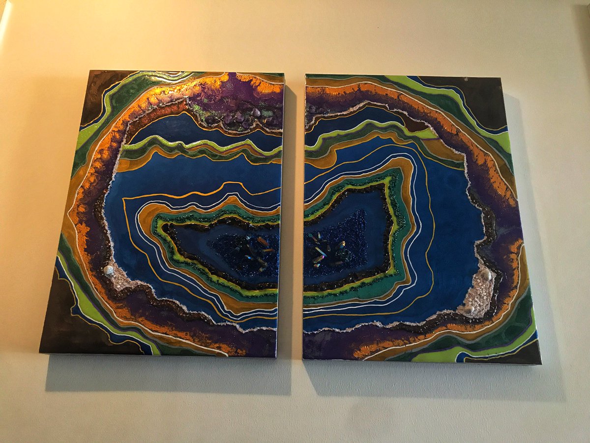 What do you think about the color combination? I still love them though. 😊 #resin #geodeart #art #abstract #fluidart #woodart #acrylic #kunst #artforsale #mixedmedia #artwork #resinart