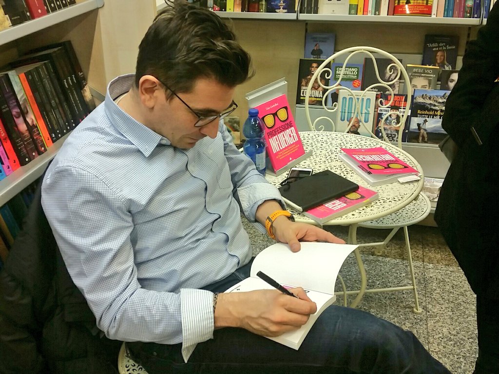 TDigitali's tweet photo. Momento firmacopie!
#professioneinfluencer
@lgarbell
#talentidigitali https://t.co/gEFYAOtF3g