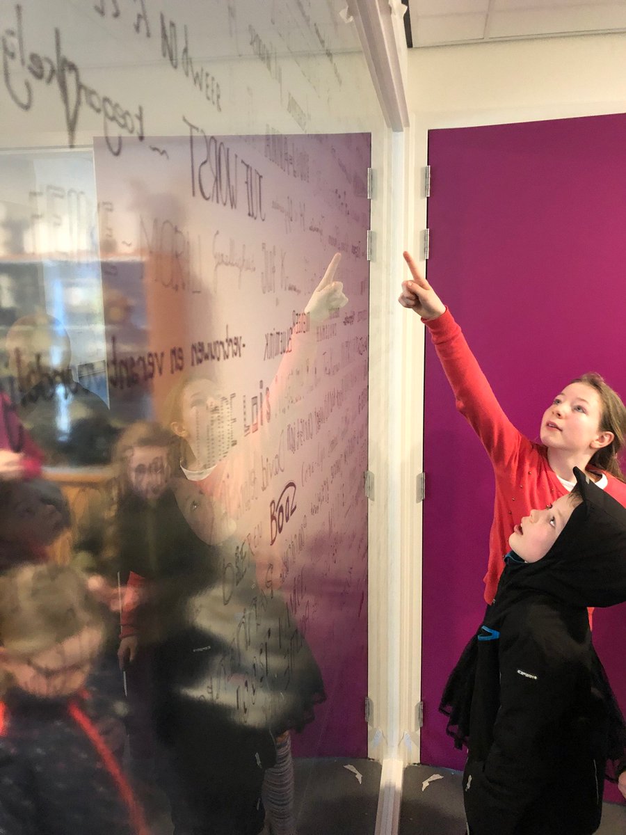 Kleurrijke opening van een kleurrijke school! Vandaag werd de Eben Haezerschool in Apeldoorn officieel geopend. @RoosRos maakte samen met de leerlingen een #kunstwerk dat de wethouder en twee leerlingen onthulden! #architectuur #kunst #onderwijs <a href="/binx_smartility/">BINX Smartility</a> <a href="/gem_apeldoorn/">Gemeente Apeldoorn</a>