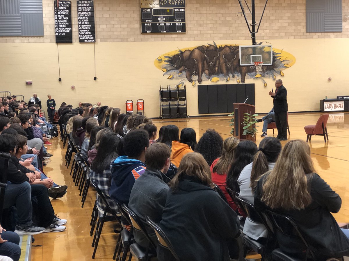 2X Super Bowl Champ, Earl Cooper of Lee County, speaking to Giddings High students. #GISDmakeanimpact #GoBuffs