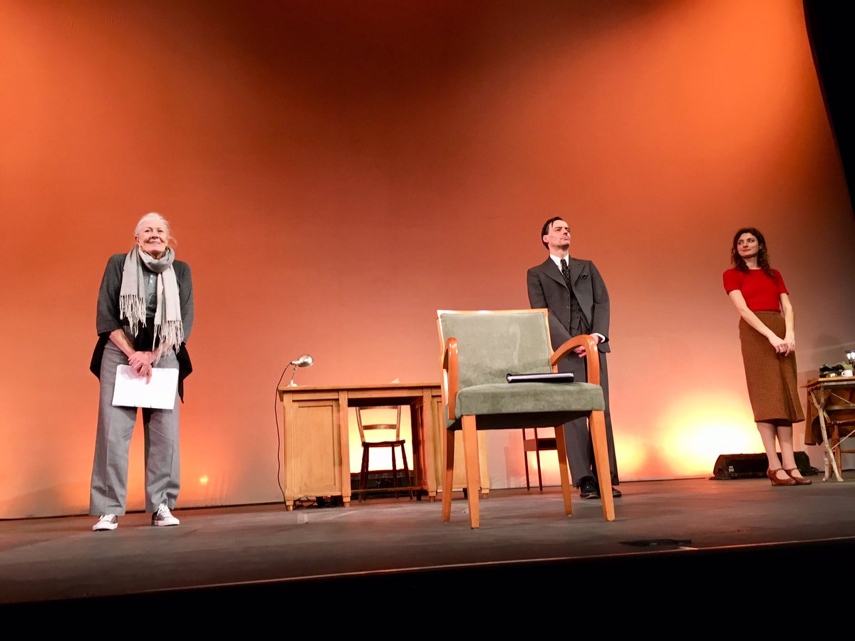 helenjerome's tweet photo. EUROPE IN TURMOIL 🔥
Fascinating evening of literary loves 📚 and rich 1930s history from #VanessaRedgrave @Rosetheatre and her @inheritanceplay co-stars #PaulHilton and #RobertBoulter - plus her granddaughter #DaisyBevan in 🎭 #Vienna1934Munich1938 
#curtaincall https://t.co/3iWcHfRiy7