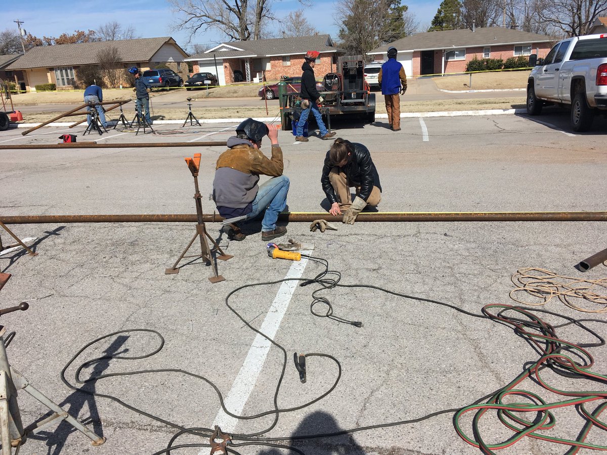 The boys making a hand ⁦<a href="/CarlAlbertFFA/">Carl Albert FFA</a>⁩ Welders Rodeo 2019! #FFAOK #welding