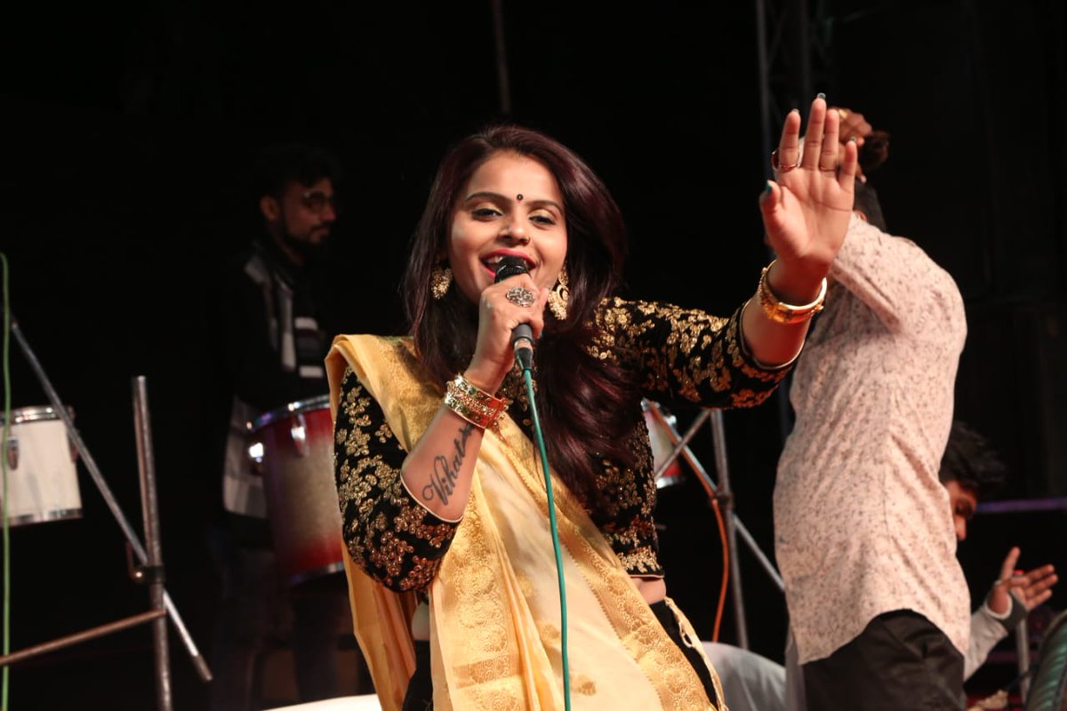 KajalMaheriya's tweet photo. Live POGRAM AT UNJA.
Live Watching :- KM DIGITAL :-
👉https://t.co/IdEqOLXIwH
👉https://t.co/JYdUqr0CKz
#KajalmaheriyaOfficial #KajalMaheriya #LIVE_RAS_GARBA #LIVE_PERFORMANCE #KmDigital #KmGroup #unja #Live2019 #livemusic Organizer :- #BABA_MODHERA ( +919924282783 ) @IamD_I_ https://t.co/8Xtmer2EN5