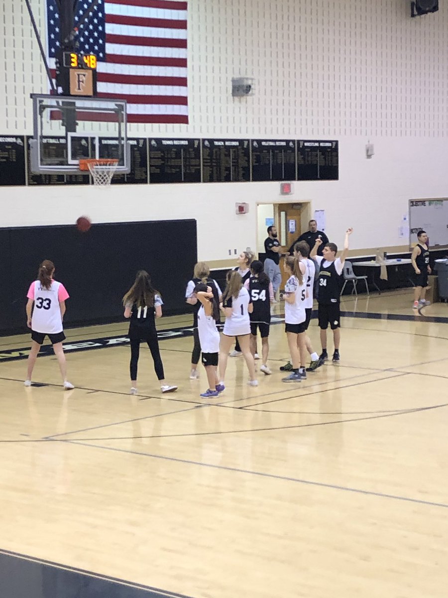 MsBalanc12's tweet image. Had a blast @unifiedfhs basketball game today! It was so much fun cheering on the athletes and seeing some of my old students play!! #unifiedsports ❤️🏀
