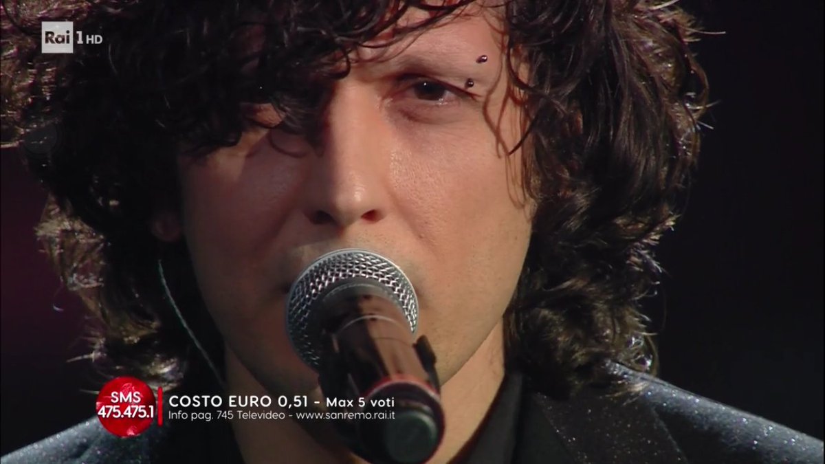 ermalmercury's tweet photo. mi sento male psicologicamente la canzone sta benissimo ad entrambi e mi sono emozionata a rivedere Ermal su quel palco ok #sanremo2019 #ermalmeta https://t.co/1KIkbgL0jY
