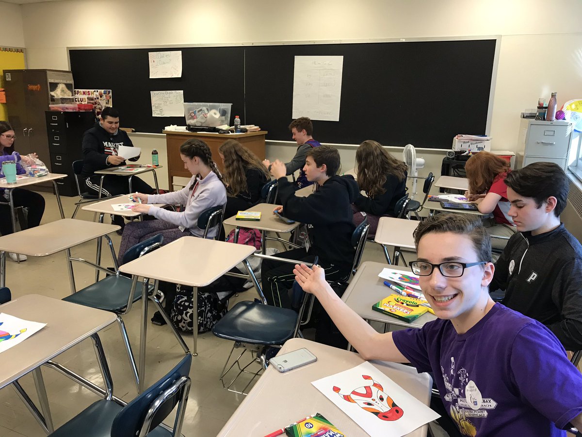 RedHawk_Spanish's tweet image. February means Carnaval! Our attendees learned a little bit about the history of Carnaval in Latin America and made Colombian masks. #Carnaval2019 #spanishclub