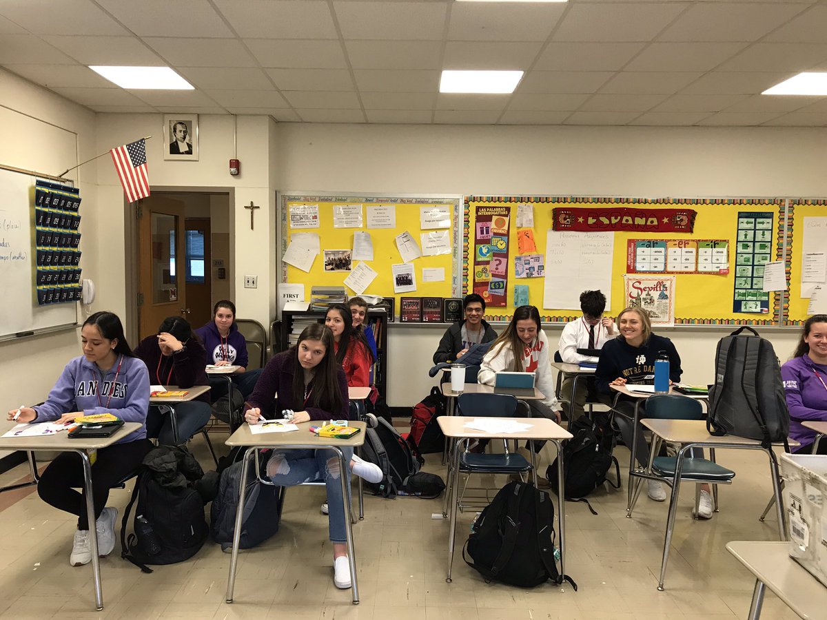 RedHawk_Spanish's tweet image. February means Carnaval! Our attendees learned a little bit about the history of Carnaval in Latin America and made Colombian masks. #Carnaval2019 #spanishclub