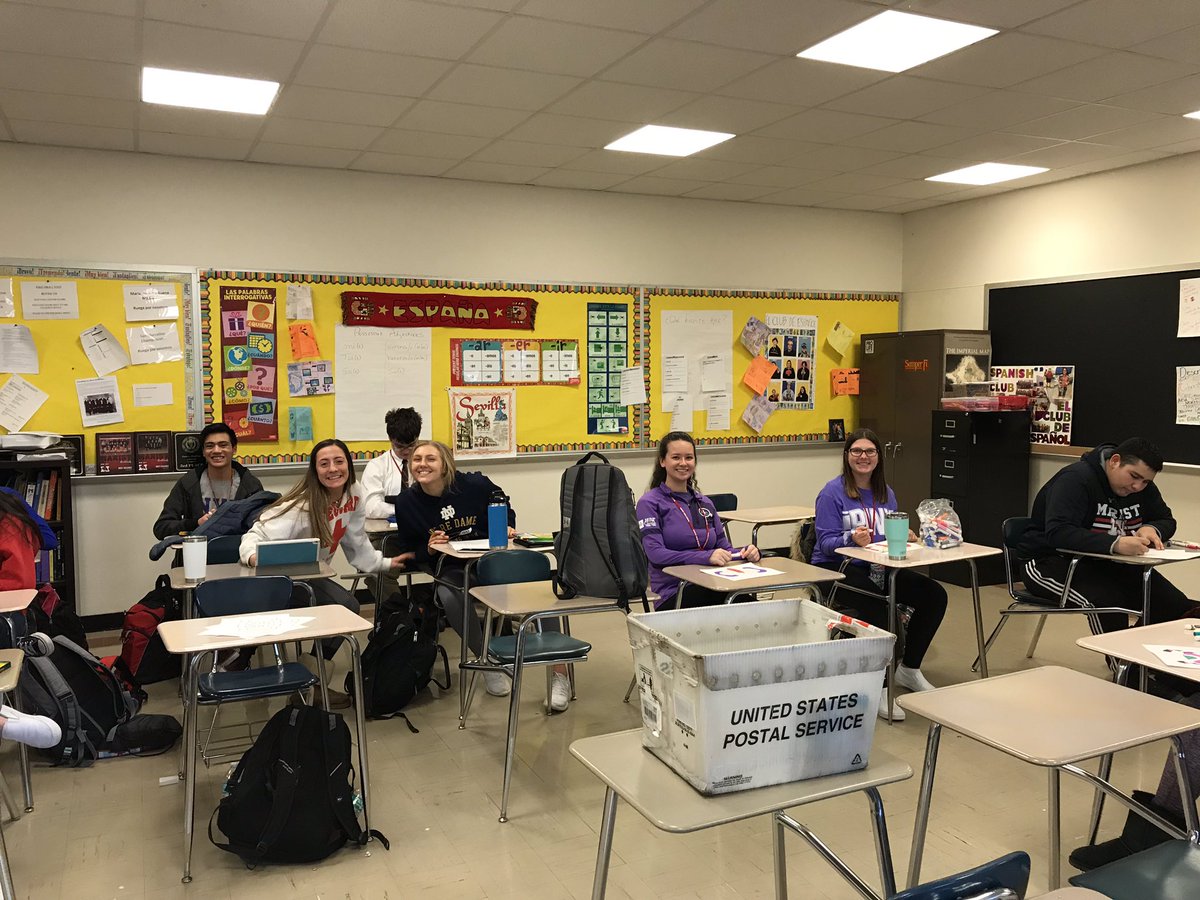 RedHawk_Spanish's tweet image. February means Carnaval! Our attendees learned a little bit about the history of Carnaval in Latin America and made Colombian masks. #Carnaval2019 #spanishclub