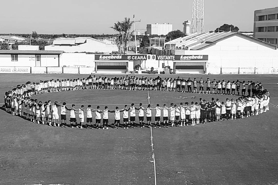 Momento de oração e solidariedade. 🙏🏼😔 Um minuto de silêncio antes das atividades de hoje, na Cidade Vozão, casa da base do Ceará, em homenagem às vítimas do Ninho do Urubu. 🖤⚽️
#ForçaFlamengo