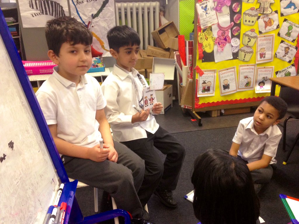 P2_1Garnetbank's tweet image. Handwriting today with 2 excellent new teachers teaching not in English but in Farsi and Urdu.They are language smart.#wearebilingual #ownershipoflearning