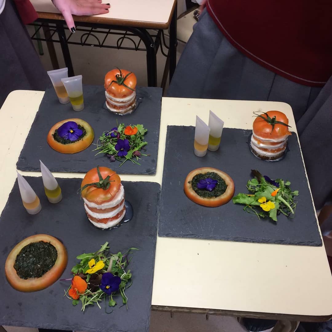 PadreDamianSSCC's tweet photo. No sabeu què podeu cuinar perquè sigui sa i saludable 🍅🍓🥝🥕? Els alumnes de #3resopd us ho poden explicar gràcies la projecte TAS que estan realitzant en col·laboració amb la @FundacioAlicia #habitssaludables #steam #projectespd #salut #activitatcientificaescolar #aprenemfent https://t.co/p9apP1FZ8r