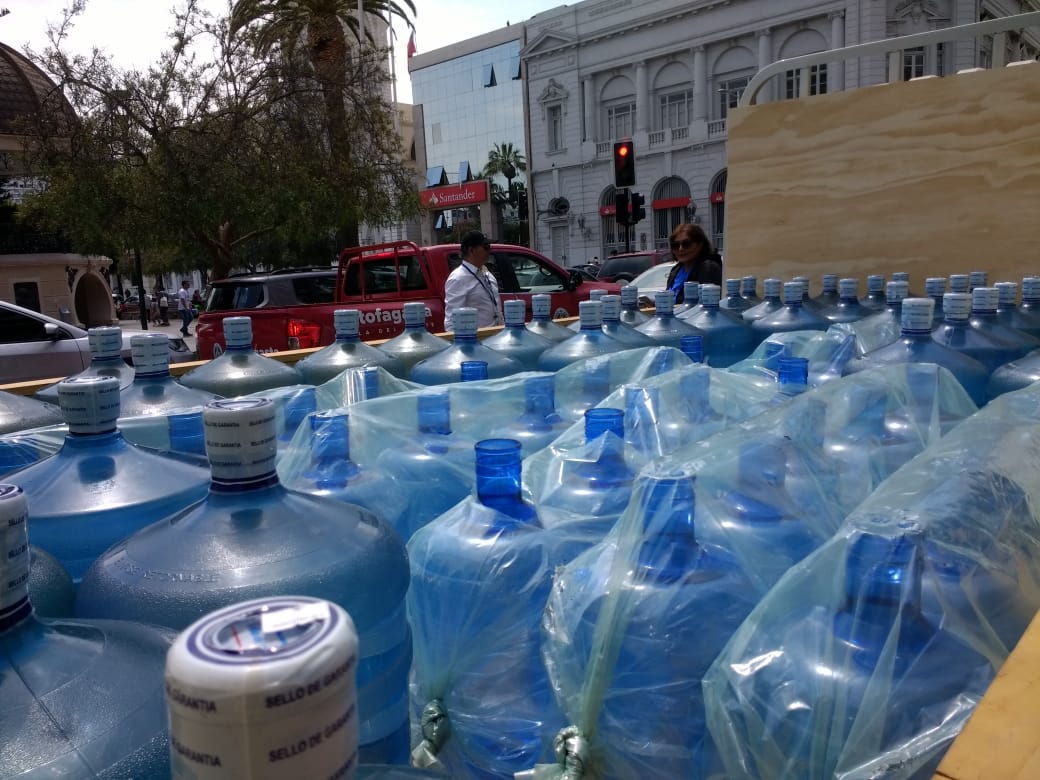 ¡Súper donación! La empresa Komatsu donó 30 mil litros de agua a la campaña #TodosConLaRegion para ir en ayuda de los afectados de #Calama por las intensas lluvias del #InviernoAltiplanico. Todos sumando a esta cruzada solidaria. #GobiernoEnTerreno <a href="/GOREAntofagasta/">Gobierno Regional Antofagasta</a> #Antofagasta