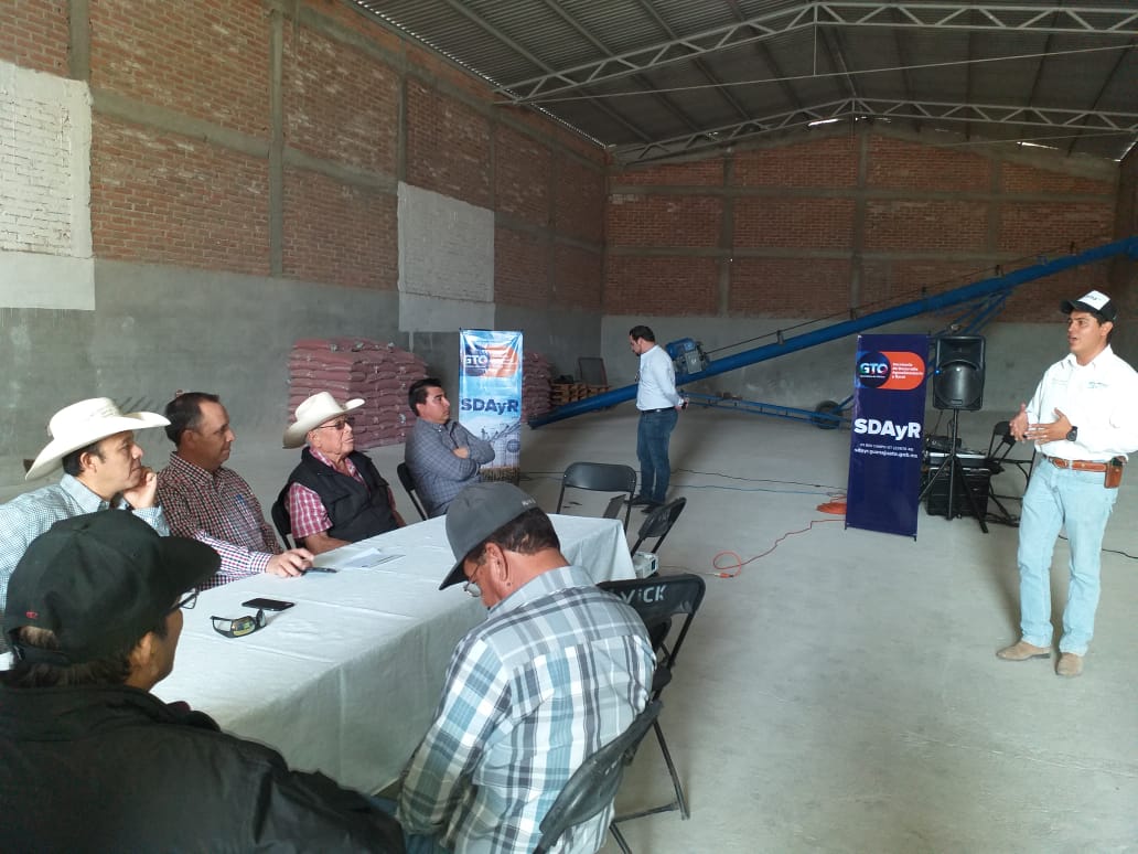 campogobgente's tweet image. En coordinación con la @Rural_Leon entregamos a la Asociación de Productores La Sandía y a los productores de granos del municipio de León, el patio de maniobras de 2000 m2, con la finalidad de fortalecer y modernizar la operación del centro de acopio de granos.