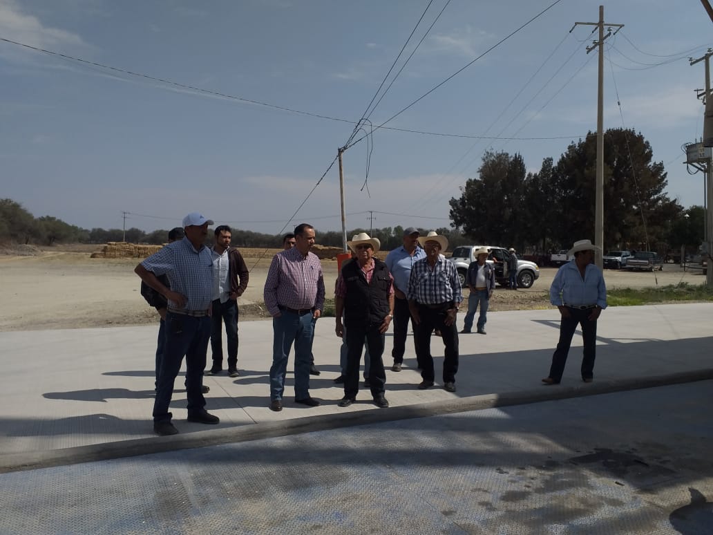 campogobgente's tweet image. En coordinación con la @Rural_Leon entregamos a la Asociación de Productores La Sandía y a los productores de granos del municipio de León, el patio de maniobras de 2000 m2, con la finalidad de fortalecer y modernizar la operación del centro de acopio de granos.