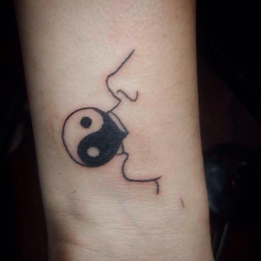 YankeeDoodlezRt's tweet photo. #Bubblegum #yin #yang sign anyone? Haha too #funny. Love a good humorous design 🙂 really #cute ☺️ #yinyangtattoo #peace #gum #lineworktattoo #yinyang #chewinggum #bubble #lips #mouth #blackandwhite #black #white #lineworktattoos #ydart #yda #tattoo #tattoos #atlantatattooartist https://t.co/unFCXaYGYz