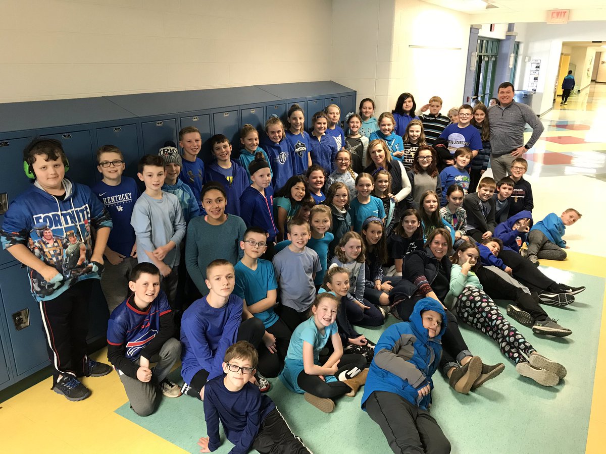 Mulberry 5th graders dressed in blue to honor Deputy Bill Brewer! #MEAlife