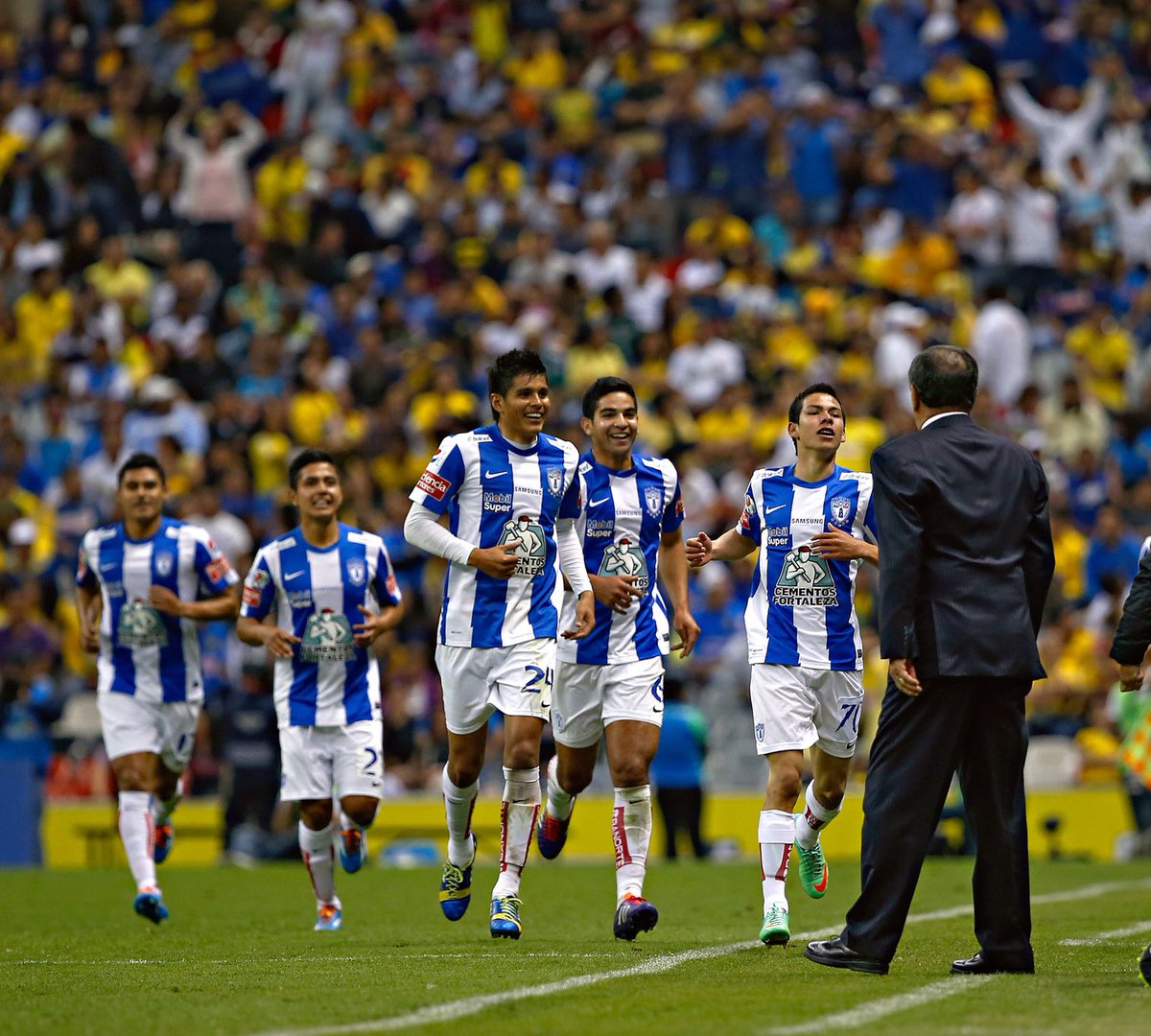 HirvingLozano70's tweet photo. Hoy hace 5 años fue uno de los momentos más especiales de mi vida que bonito es volver a recordarlo 💥🚀⚽️ https://t.co/uxYwPAYxSl