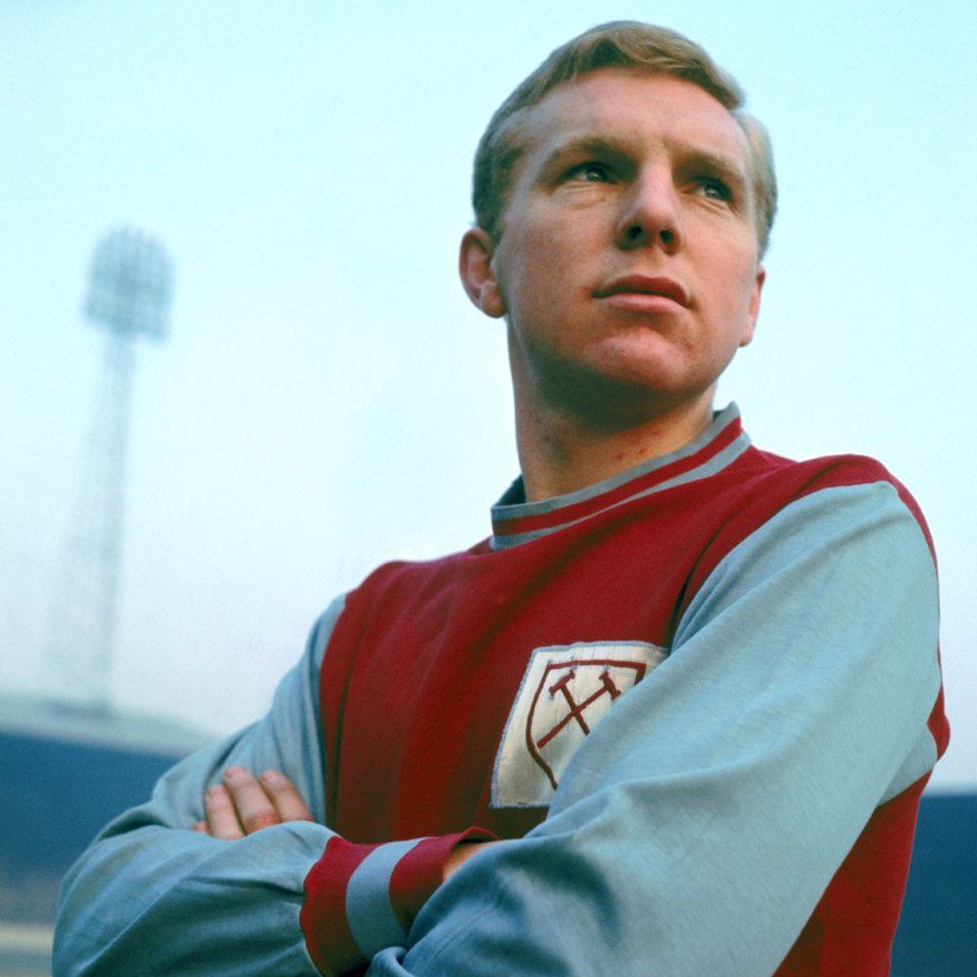 So, when we play Fulham on Friday night it will be 2 days before the anniversary of the death of the greatest West Ham legend ever. It will be really fitting to sing Bobby Moore's claret n blue army in the 6th minute. Pls retweet and make this happen.