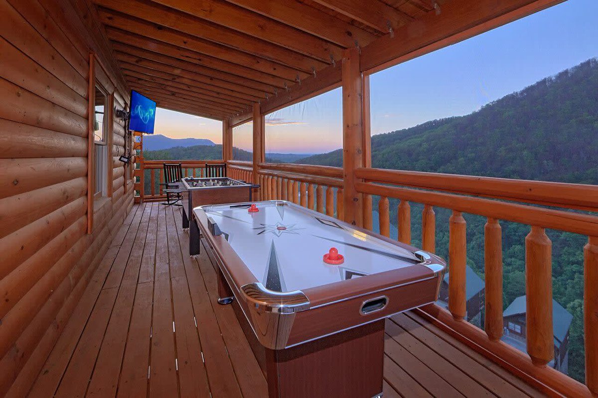 elksprings's tweet photo. You and your group are going to have so much fun at the 'Splash Mountain Lodge' cabin! This 4 bedroom 4 bath cabin sleeps 10 and features beautiful mountain views and a private heated indoor pool with pool theater room. In..(https://t.co/bKivbuI4eG) #groupvacations #Gatlinburg https://t.co/MMoGXCgfpM