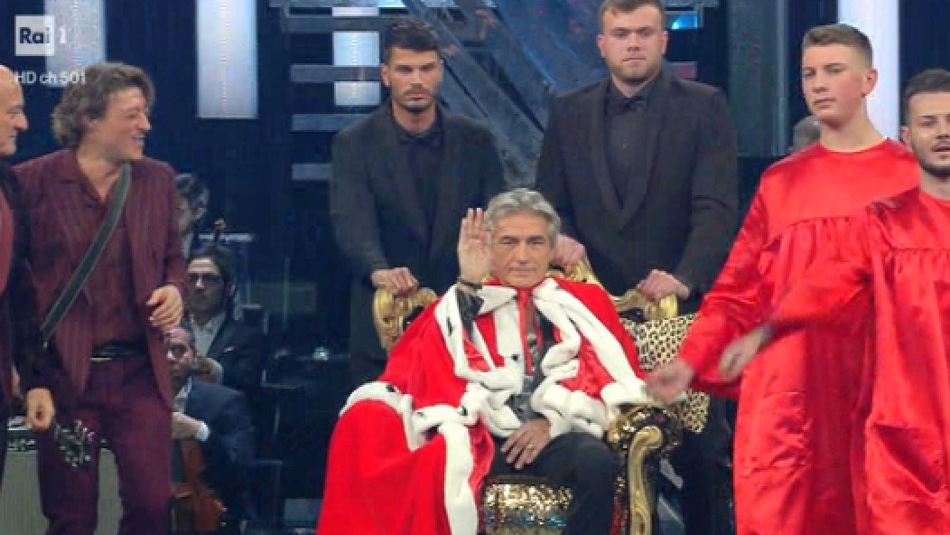 defilippi_m's tweet photo. Sto preparando il cast per la nuova edizione del Trono Over con Toto Cutugno.  #Sanremo2019 https://t.co/s52uzgarRn