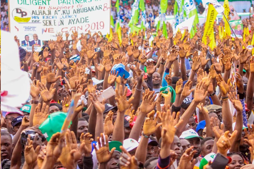 icarlyvo's tweet photo. Buhari and APC would soon realize that the more they fight @Atiku, the more Nigerians  queue behind him To Vote For him.. In  a quest to return our nation to the path economic prosperity and security.
#BNWA 
#BetterEconomyWithAtiku https://t.co/0sJToOx7nx
