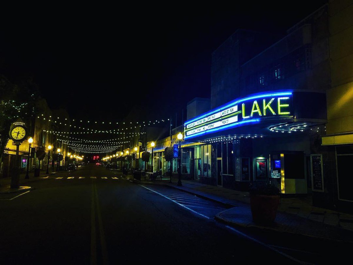 cityofbarberton's tweet photo. Friday night in Downtown #Barberton! Movies, great food, custom brew, art; we have it all! Come on down! #BarbertonProud https://t.co/kvfCYeAMtb
