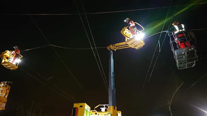 alan_juin's tweet photo. Travaux cat #ccr #creil  mise en place des feeders pour la nouvelle alimentation de paris Lille et pierrelaye Creil.
Felicitation aux équipes de @OFFROY_TSO_NGE @groupe_NGE  et aux encadrants @SNCFReseau via up travaux de l infrapole Paris Nord.
#catenaire #travauxsncf 👏👏 https://t.co/Mij3QzQSb5