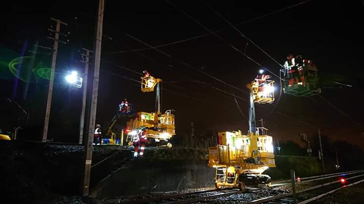 alan_juin's tweet photo. Travaux cat #ccr #creil  mise en place des feeders pour la nouvelle alimentation de paris Lille et pierrelaye Creil.
Felicitation aux équipes de @OFFROY_TSO_NGE @groupe_NGE  et aux encadrants @SNCFReseau via up travaux de l infrapole Paris Nord.
#catenaire #travauxsncf 👏👏 https://t.co/Mij3QzQSb5