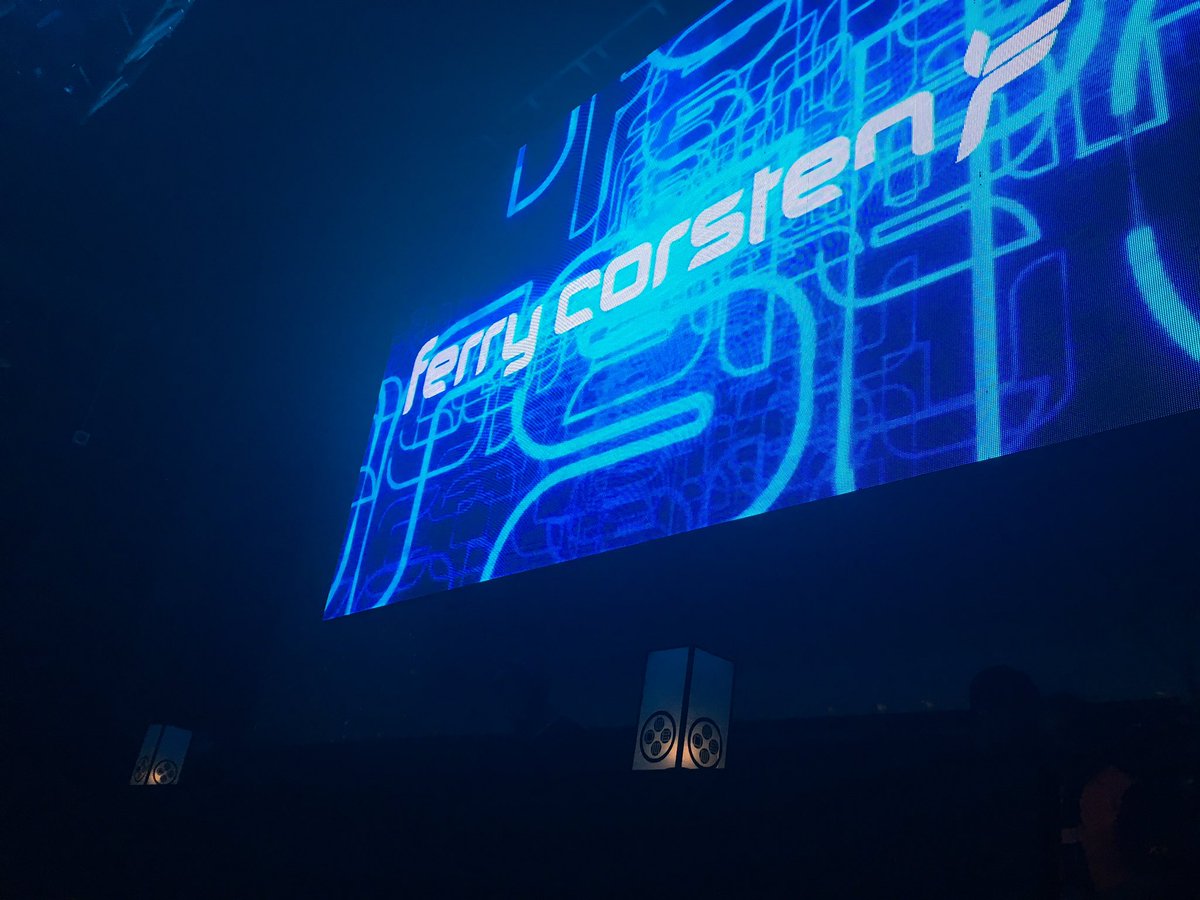 interludeplayer's tweet image. 世界のトップDJ #FerryCorsten 様と😭10代から憧れていた存在に対面して固まるやつ。気さくに握手して下さってありがとうございます😭😭😭 そして間近でプレイを見ることができて幸せでした。全部タカ様のお陰😭😭😭というか、タカって何者よ…。@TakaRhythmalism #systemF