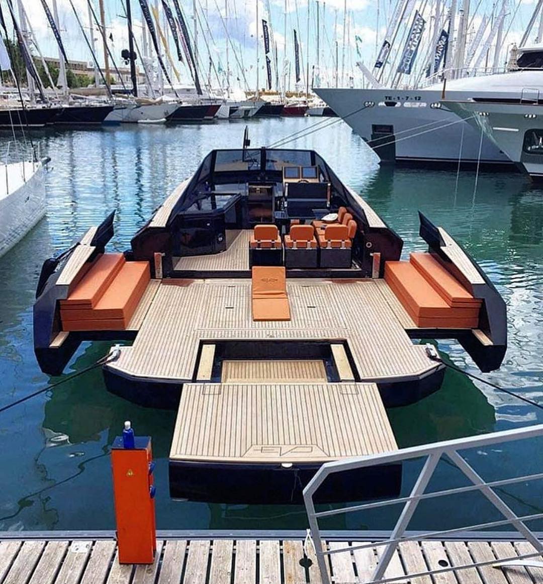 so, it's a crusier with slides....almost like a RV. 
#boating #boatropes #boatlighting #lakes 
@DowryCreek_ @buyanyboat @VentnorMarine 
boat-rope.com