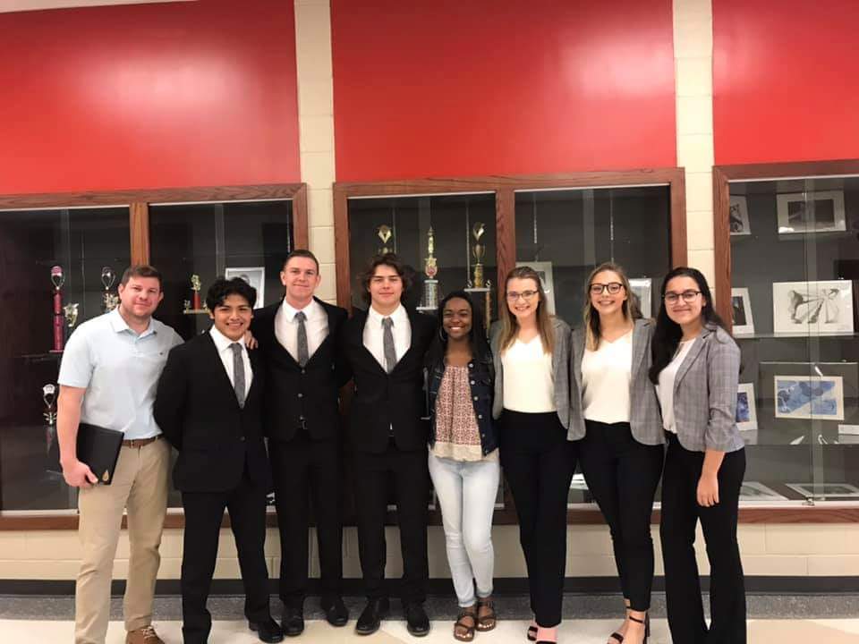 Greer_High's tweet photo. THE YELLOW JACKET VIRTUAL ENTERPRISE TEAM TAKES 1ST IN STATE
Congratulations to Mr. Redd and this years VE team for taking 1st place in the state today. Now they are headed back to NYC to compete for the NATIONAL title!! #GreerGrit #winnersworkharder https://t.co/IxdNfX2mbg