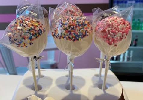 #ValentinesDay is just around the corner! Pick up something sweet for you sweetie at Smallcakes <a href="/BiltParkTownSq/">BiltmoreParkTownSq</a> Place your #valentines orders by February 13.  #sweetheart #cupcakes #tbmsmallcakes #smallcakesasheville #asheville #biltmorepark #avl