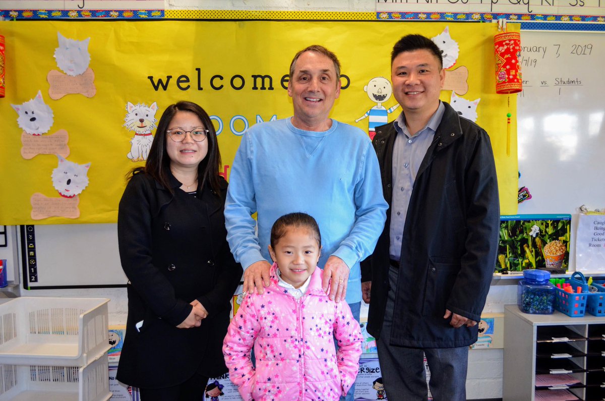 ArcadiaUnified's tweet image. Thanks so much to children’s book author/illustrator David Shannon for celebrating @Scholastic Art Contest Winner/ @CaminoGrove 1st-grader Chloe Tam! David took time to draw an original piece for the school &amp;amp; sign books for Chloe &amp;amp; her class! #ImagineInquireInspire #MyDayInLA