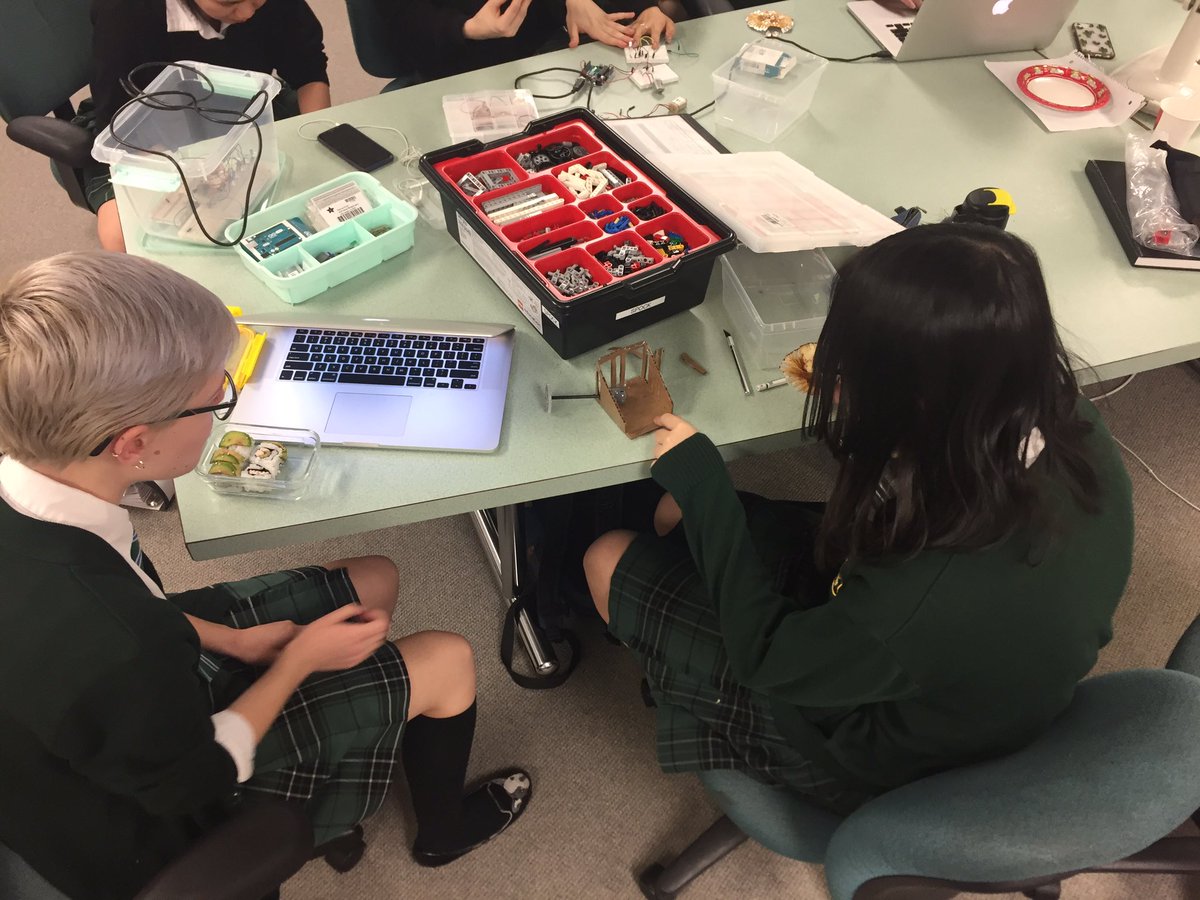 compsciatbh's tweet photo. The programming and drive train teams coming together to get our wheels moving!! https://t.co/ZfXYTXDeyW